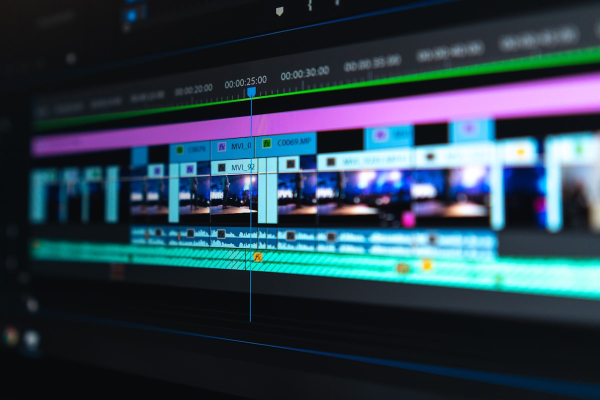 Estudio de grabación profesional con cámaras y set de iluminación