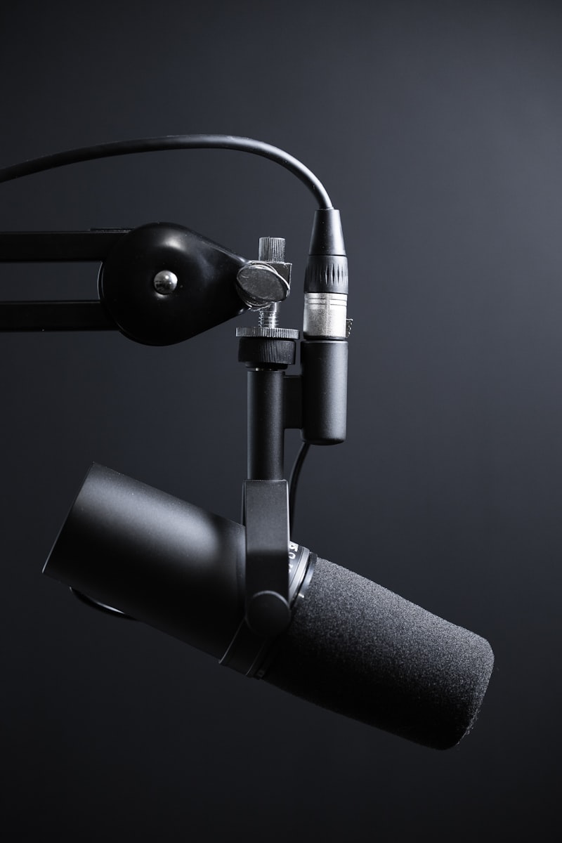 Estudio de videopodcast con micrófonos profesionales